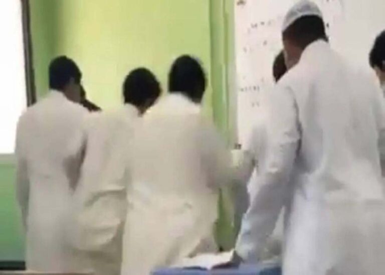 شاهد لحظة سقوط طالب ميتاً خلال مشاجرة مدرسية في جدة