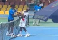 شاهد.. لحظة صفع لاعب تنس خصمه عقب المباراة