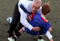 شاهد.. لحظة سقوط رئيس الوزراء الأسترالي على طفل خلال مباراة ودية
