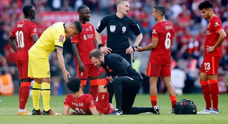 ضربة موجعة لـ الريدز.. إصابة محمد صلاح في نهائي كأس إنجلترا