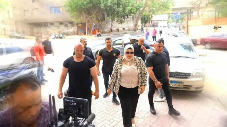 معلمة تثير جدلاً في مصر.. بعد سيرها مع حراس شخصيين