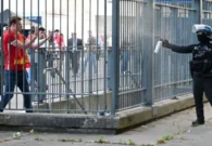 أبطال أوروبا.. شقيق نجم ليفربول وزوجته الحامل يهربان بعد إطلاق الغاز المسيل للدموع