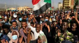 السودان.. آلاف المتظاهرين يطالبون بحكم مدني