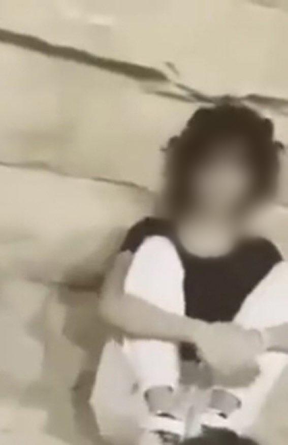 شرطة الرياض تحدد هوية فتاة ظهرت في مقطع فيديو تعتدي على أخرى بأحد الأماكن العامة