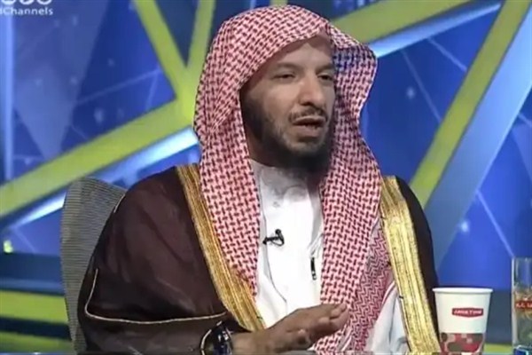الشيخ سعد الشثري يروي موقفاً حدث له مع معتمر أثناء صلاة الفجر-فيديو