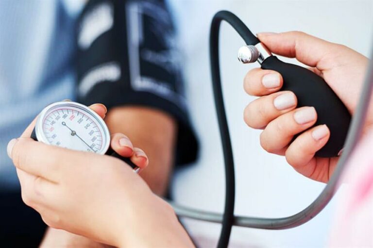 الصحة توضح دلالات أرقام قياسات ضغط الدم