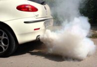 كيف تعرف مشكلة محرك السيارة من خلال لون دخان العادم؟