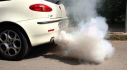 كيف تعرف مشكلة محرك السيارة من خلال لون دخان العادم؟