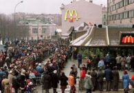 زحام شديد أمام مطعم ماكدونالدز في موسكو للحصول على آخر وجبة برجر قبل إغلاقه