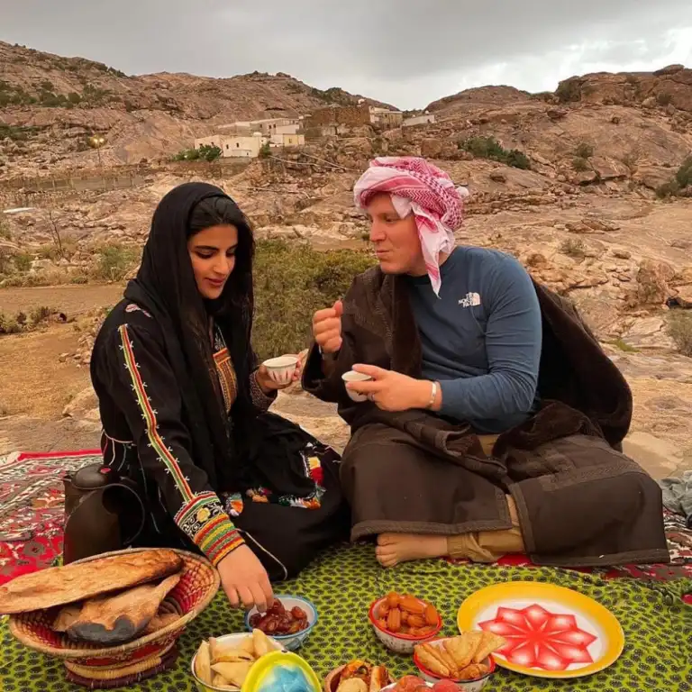 قصة أبو متعب الأميركي الذي أشعل مواقع التواصل الاجتماعي في المملكة -صور