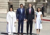 شاهد زوجة أمير قطر الشيخ تميم بن حمد تلفت الأنظار أثناء زيارة رسمية إلى إسبانيا