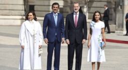 شاهد زوجة أمير قطر الشيخ تميم بن حمد تلفت الأنظار أثناء زيارة رسمية إلى إسبانيا