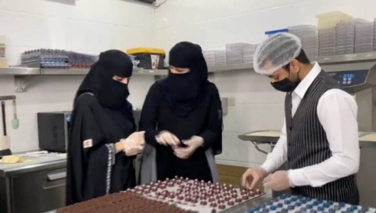 بالفيديو: 3 سعوديات شقيقات يعملن في صناعة الشوكولاتة ويفتتحن مصنعا بالأحساء