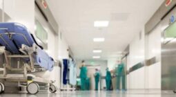الحكم على 3 أطباء في منشأة طبية بجدة تسببوا في شلل طفل عند الولادة