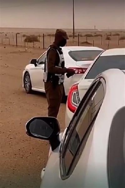 بينها القيادة على أكتاف الطريق.. ضبط عدة مخالفات على طريق الرياض ـ القصيم(فيديو)