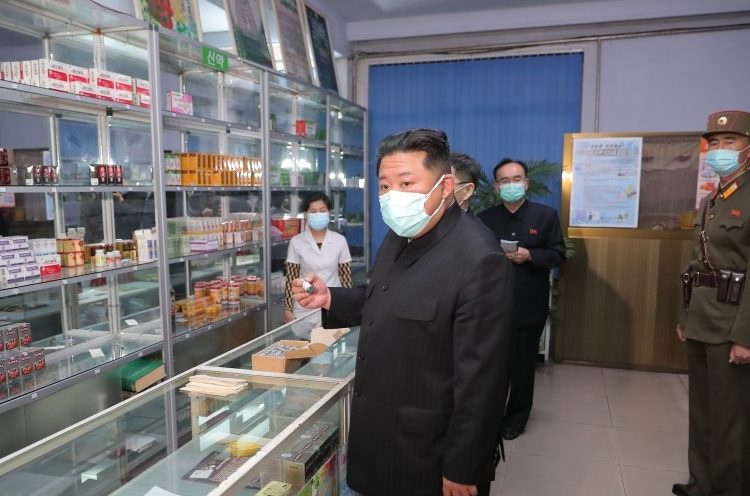 شاهد.. زعيم كوريا الشمالية يوبخ مسؤولين فشلوا في توفير أدوية للشعب