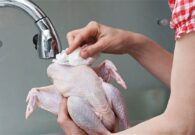 إذا كنت مُصرّا على غسله.. الطريقة الصحيحة لغسل الدجاج قبل الطهي