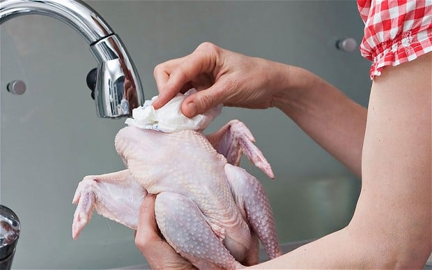 إذا كنت مُصرّا على غسله.. الطريقة الصحيحة لغسل الدجاج قبل الطهي