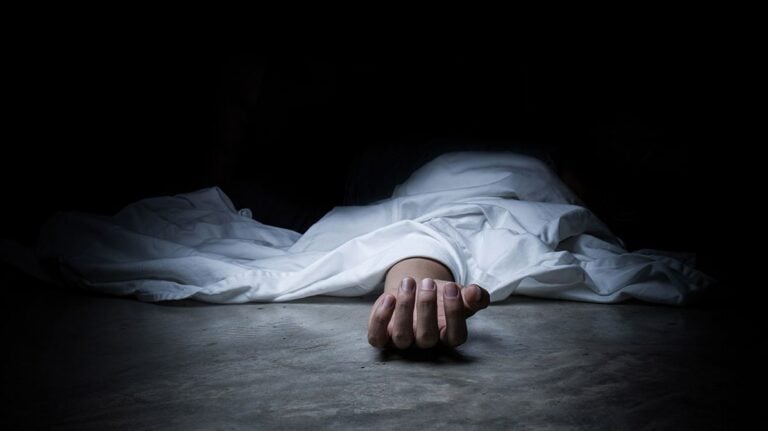 تاجر مصري يقتل زوجته ويحرق جثتها بالصحراء لسبب غريب