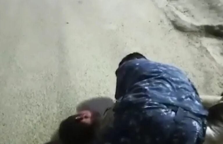شاهد فيديو يحبس الأنفاس لشرطي عراقي ينقض على شخص يحمل قنبلة يدوية لمنعه من تفجير عائلته