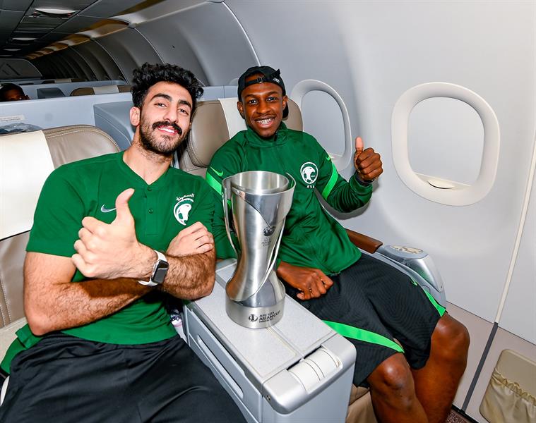 بالصور: وصول المنتخب الأولمبي إلى الرياض حاملاً كأس آسيا