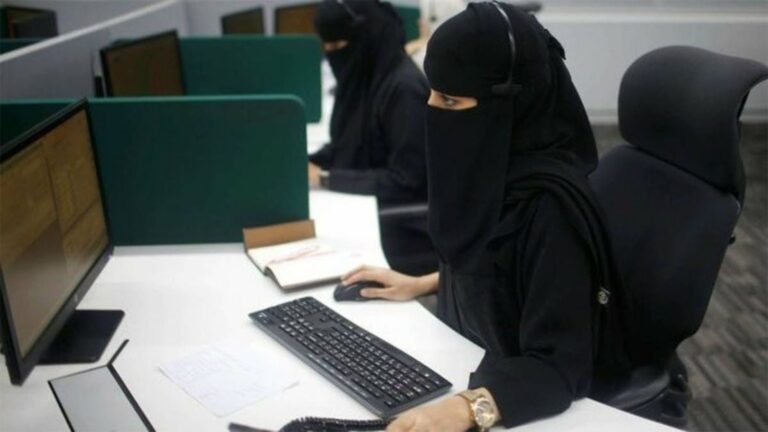 بالفيديو: الموظفة المفصولة بعد 7 سنوات من عملها في جامعة طيبة بسبب نقاش حول الزي الرسمي تكشف مفاجأة بشأن إنذار فصلها