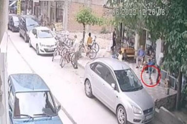 شاهد لحظة سقوط طفل رضيع من شرفة شقة على ظهر أحد المارة بتركيا