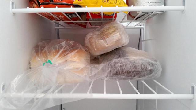 هل وضع الخبز في الثلاجة يسبب الإصابة بالسرطان؟.. دراسات تحسم الجدل