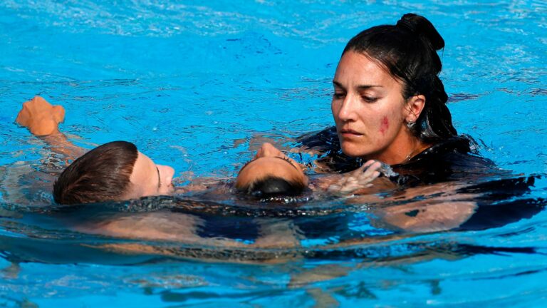 لحظات رعب.. شاهد لحظة إنقاذ سباحة أمريكية من الغرق خلال بطولة العالم بالمجر