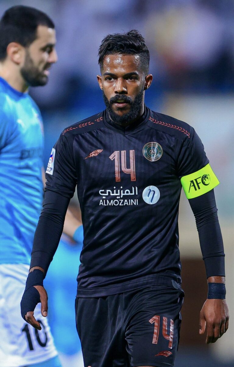 بسبب عدم استدعاءه للمنتخب السعودي.. تغريدة مُثيرة تدعم نواف العابد