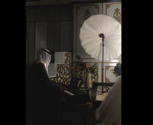 شاهد مقطع متداول لشاب يعزف مقطوعة موسيقية لزوجته في يوم زفافهما