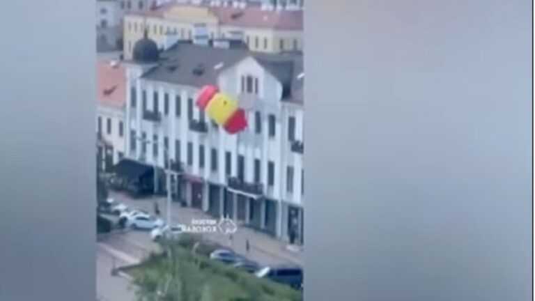 شاهد مظلي يفقد السيطرة ويهوي نحو الأرض في سقوط حر