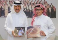 الأمير سلطان بن سلمان يكرم أصغر طيار سعودي
