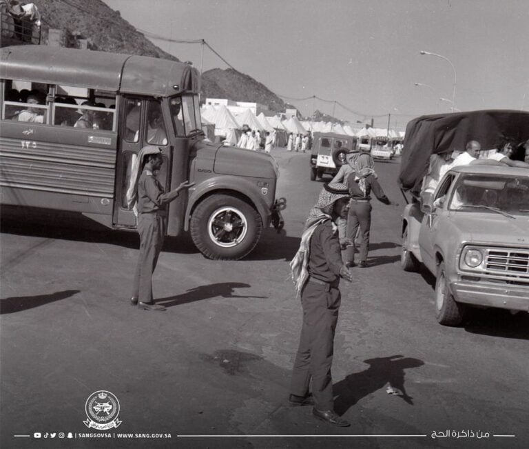 شاهد قبل 46 عامًا.. صور نادرة لمشاركة الحرس الوطني في خدمة الحجاج
