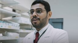 طبيب صيدلي يروي ردة فعله بعد اختياره للعمل في مكة -فيديو
