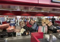 بالصور .. حقائب مسافرين متكدسة بمطار الملك فهد بالدمام