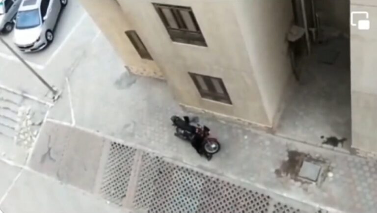 شاهد فيديو يثير السخرية لـ مصرية تضبط لص من شرفة منزلها أثناء سرقة دراجة نارية.. وتسأله: أنت حرامي‬⁩
