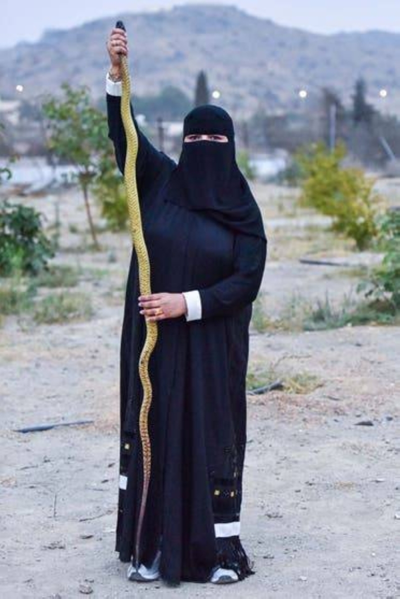 بالصور فتاة سعودية تحكي تجربتها في التعامل مع الكوبرا العربية وتنصح بهذا الأمر 
