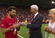 شاهد رئيسة اتحاد الكرة الإنجليزي تحتضن محمد صلاح أثناء تسليمها ميدالية بطولة الدرع الخيرية له