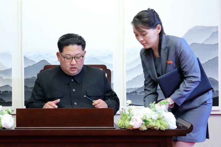 شقيقة زعيم كوريا الشمالية تكشف إصابته بحمى شديدة.. وتتهم جارتها الجنوبية بالتسبب بتفشي كورونا