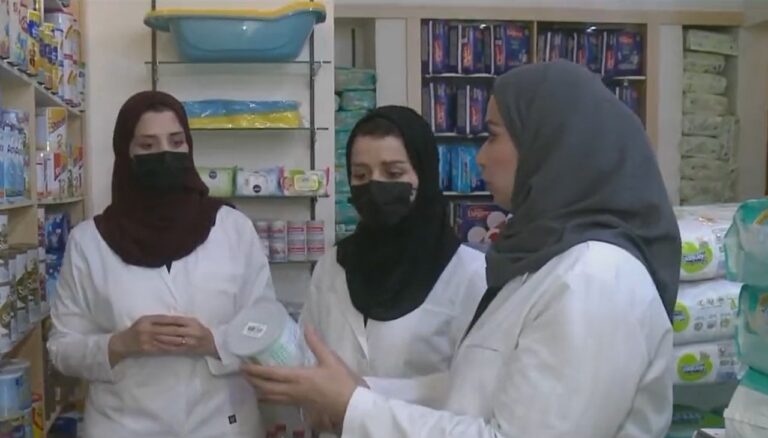شاهد 4 شقيقات سعوديات يدخلن التجارة من الصيدلة بدعم والدتهن
