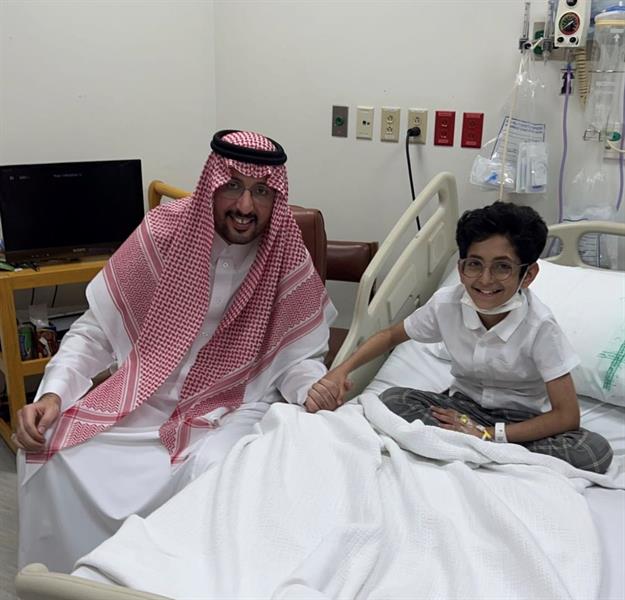 شاهد الأمير عبدالإله بن عبدالرحمن يزور الطفل اليامي محارب الأمراض في المستشفى