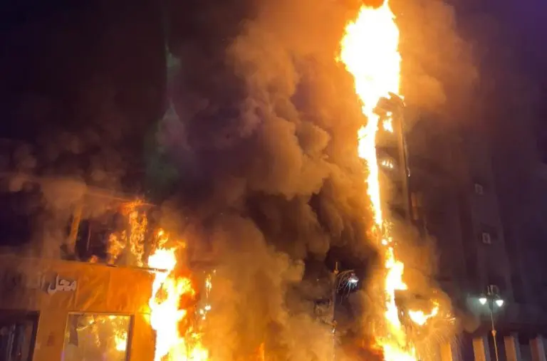 بالفيديو والصور: الدفاع المدني يخمد حريقاً هائلاً اندلع في عقارين بعرعر