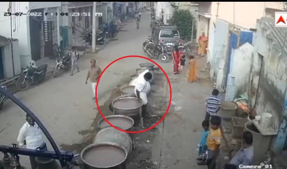 أثناء إعداد عصيدة في الشارع.. شاهد هندي يسقط في قدر ضخم ممتلئ بالماء المغلي