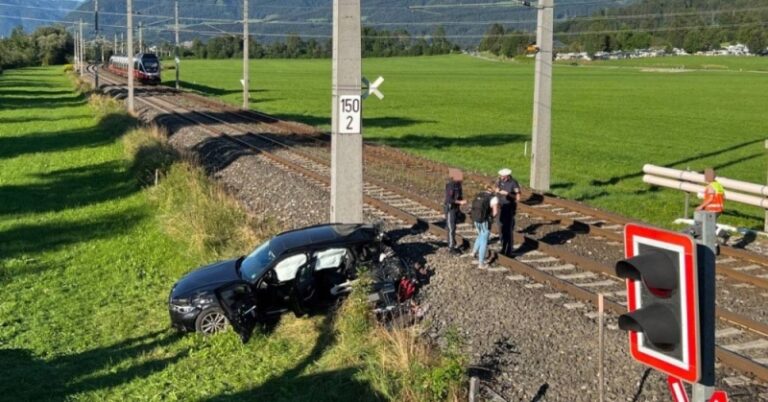 بالصور: وفاة مواطن وطفله إثر اصطدام مركبته بقطار بعدما علقت على سكة حديدية بالنمسا