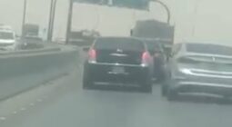 شاهد قائد سيارة في حالة غير طبيعية يصطدم بالمركبات على أحد الطرق السريعة بالرياض