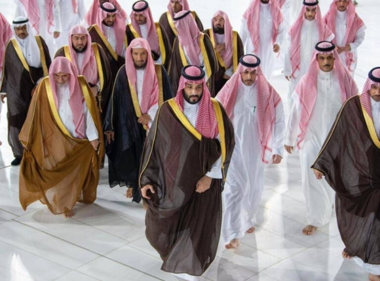 بالصور والفيديو: ولي العهد يتشرف بغسل الكعبة نيابة عن خادم الحرمين