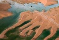 شاهد صحراء الربع الخالي تتحول إلى بحيرات ضخمة في ظاهرة نادرة الحدوث