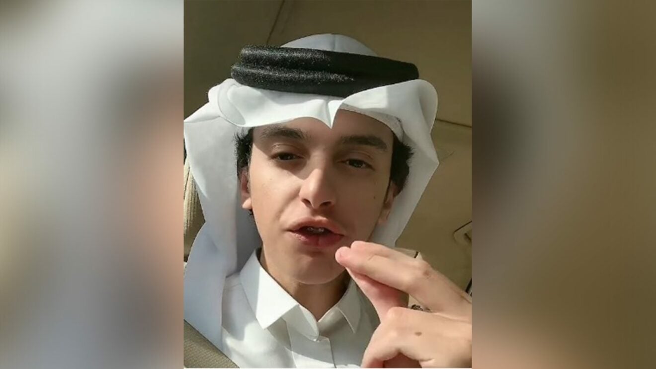 بالفيديو: مشهور سعودي يتعرض للتنمر بسبب شاربه