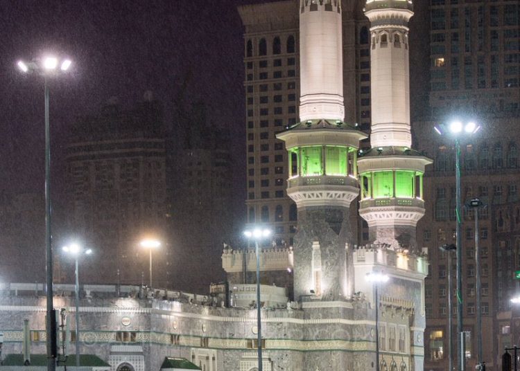 شاهد هطول الأمطار على المسجد الحرام